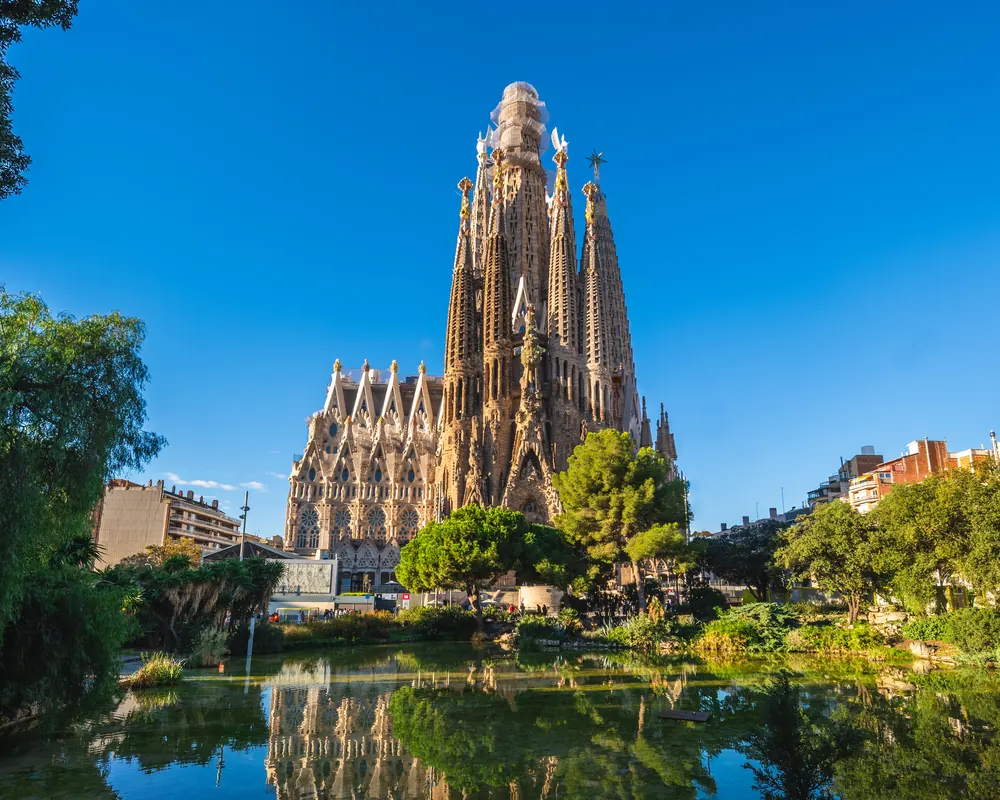 La Sagrada Familia de Barcelona reflejada en el estanque de la plaza Gaudí