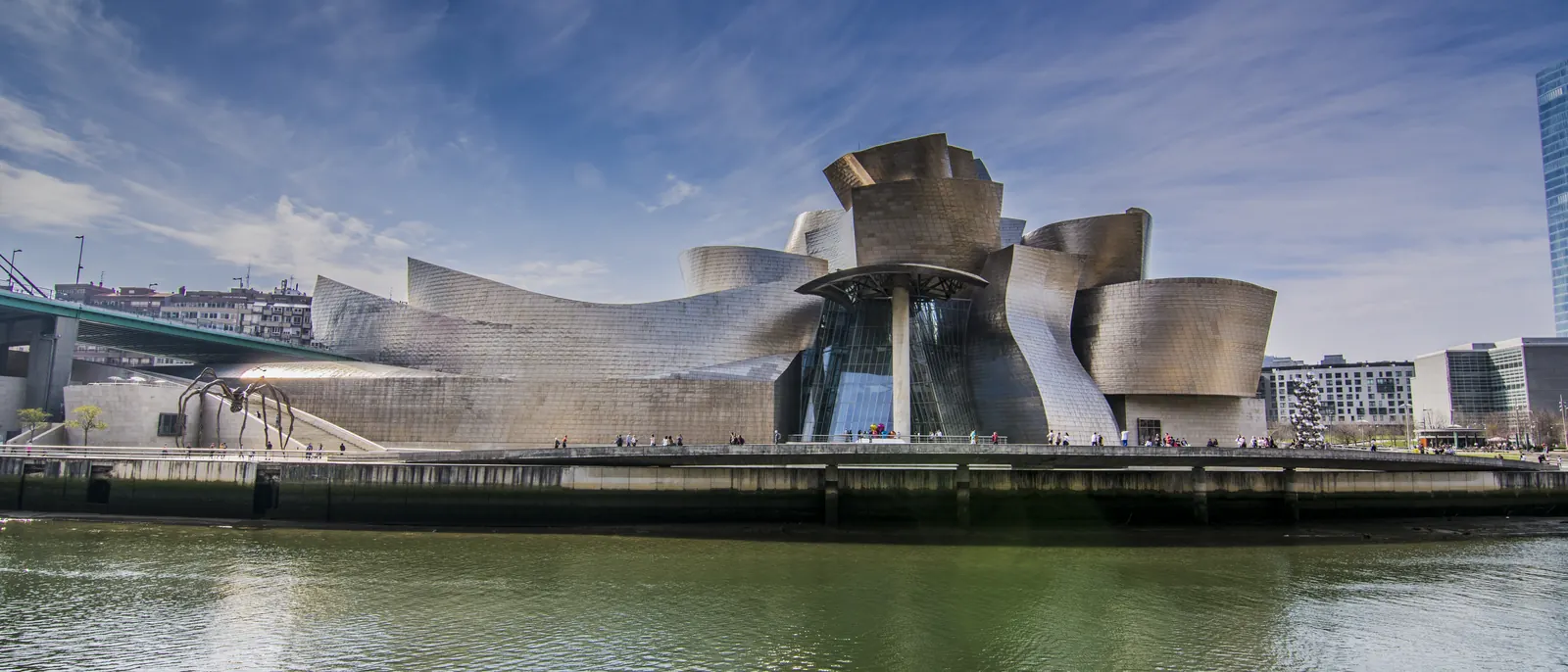 Museo Guggenheim de Bilbao junto a la ría del Nervión en un día luminoso