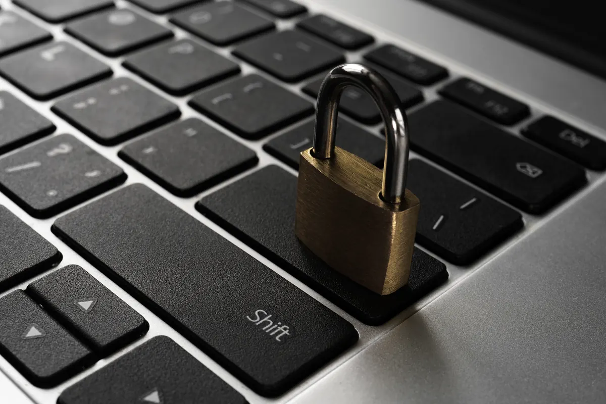 Candado cerrado sobre el teclado de un portátil, símbolo de protección de datos