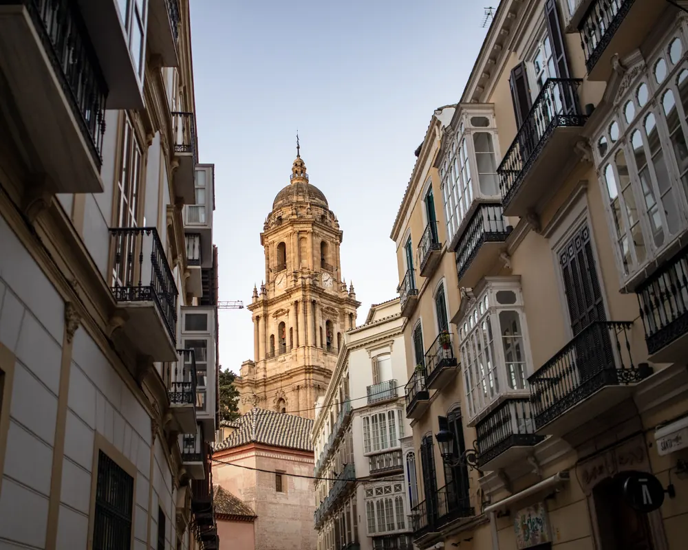 Torre de la catedral de Málaga vista desde una calle del centro histórico