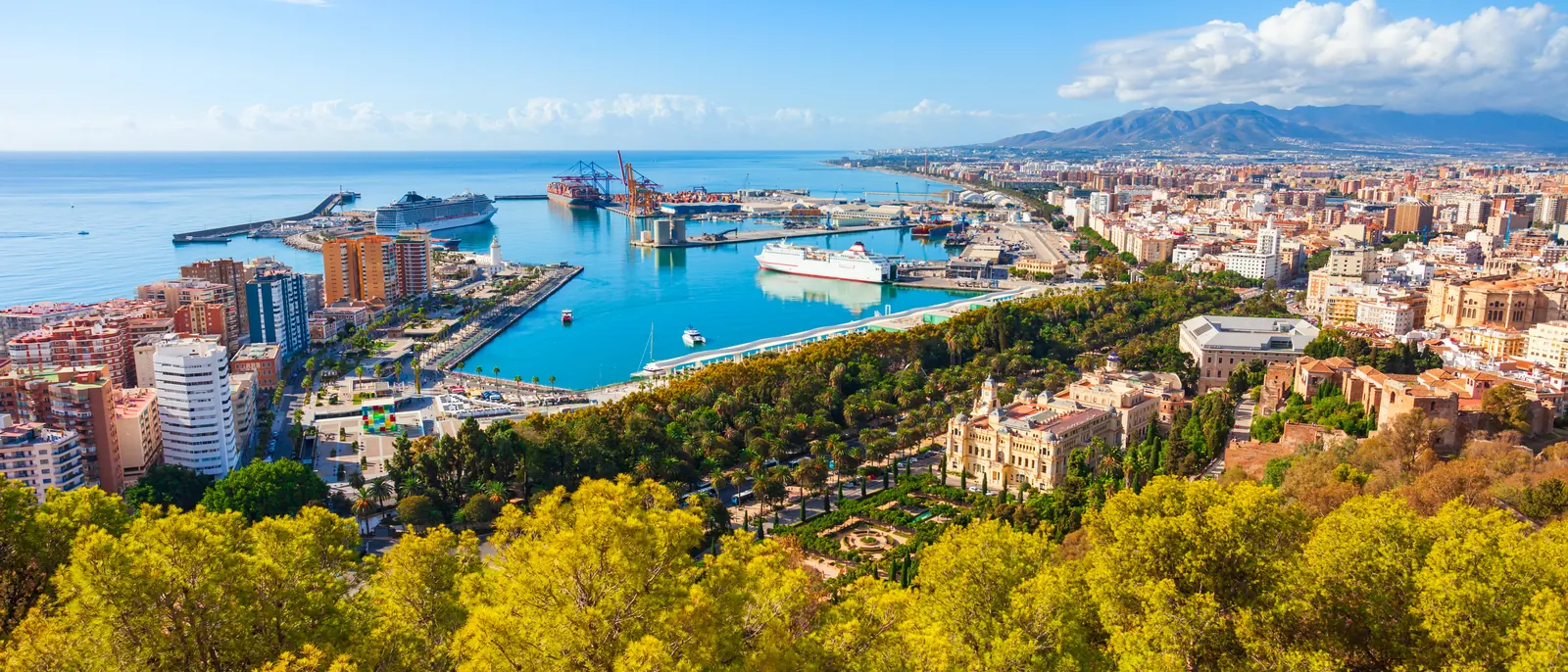 Vista panorámica de Málaga desde Gibralfaro con el puerto y el mar